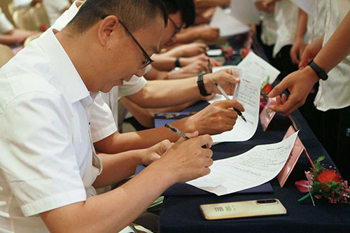 簽約.jpg 簽約.jpg