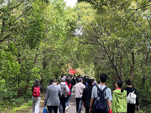圖片5.jpg 【登山望湖 走進春天】上海創(chuàng)力集團開展2024年山野徒步活動(圖4)