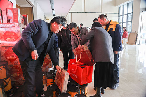 共度美好新春!上海創力集團為全體員工發放年貨大禮包(圖1) 共度美好新春!上海創力集團為全體員工發放年貨大禮包(圖1)