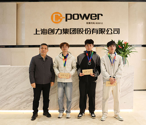 頒獎羽毛球男.jpg 躍動創力 智勝未來 | 創力集團2025年主題運動會圓滿落幕(圖33)